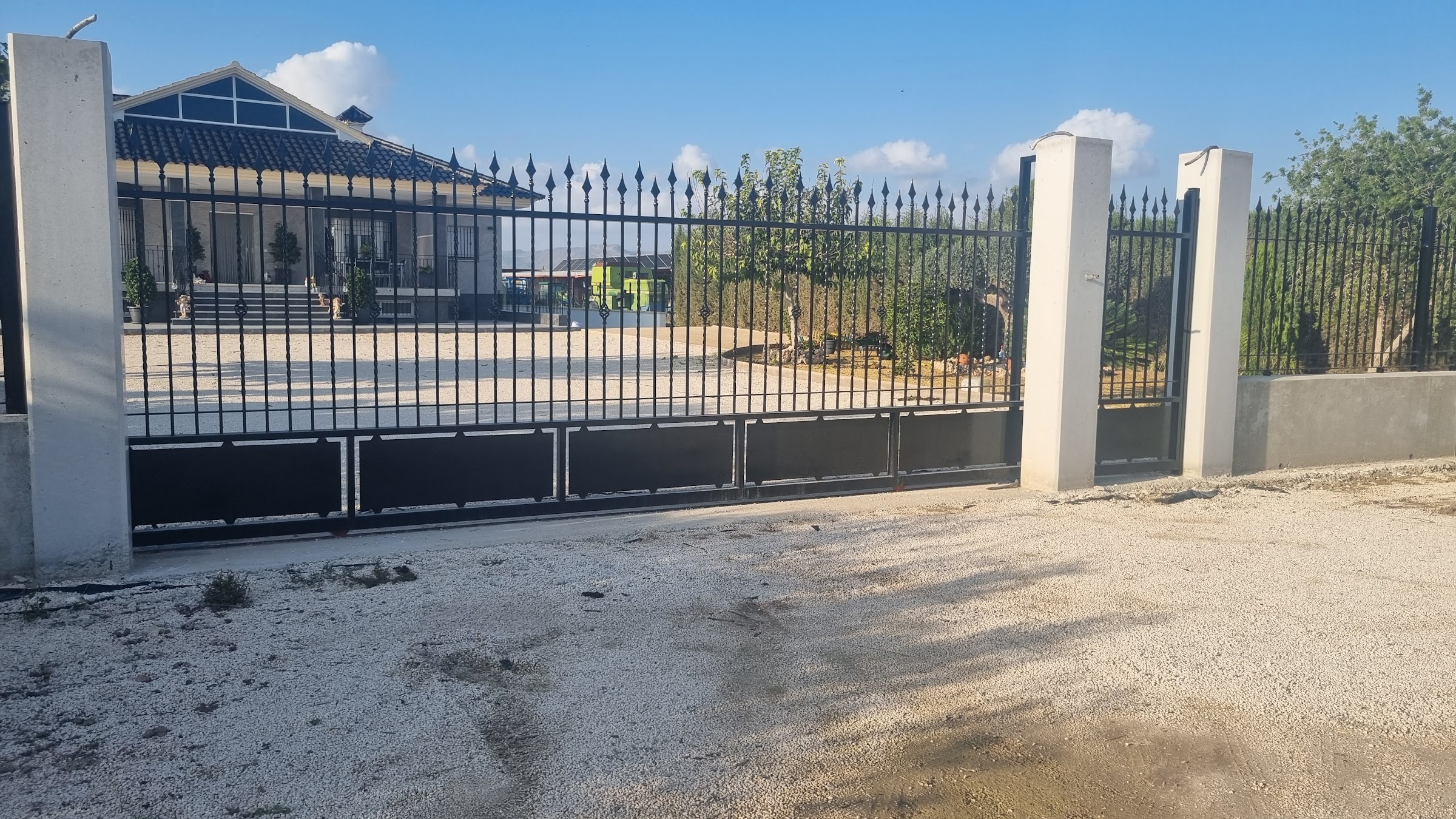 Portón corredero de finca con verja de pinchos