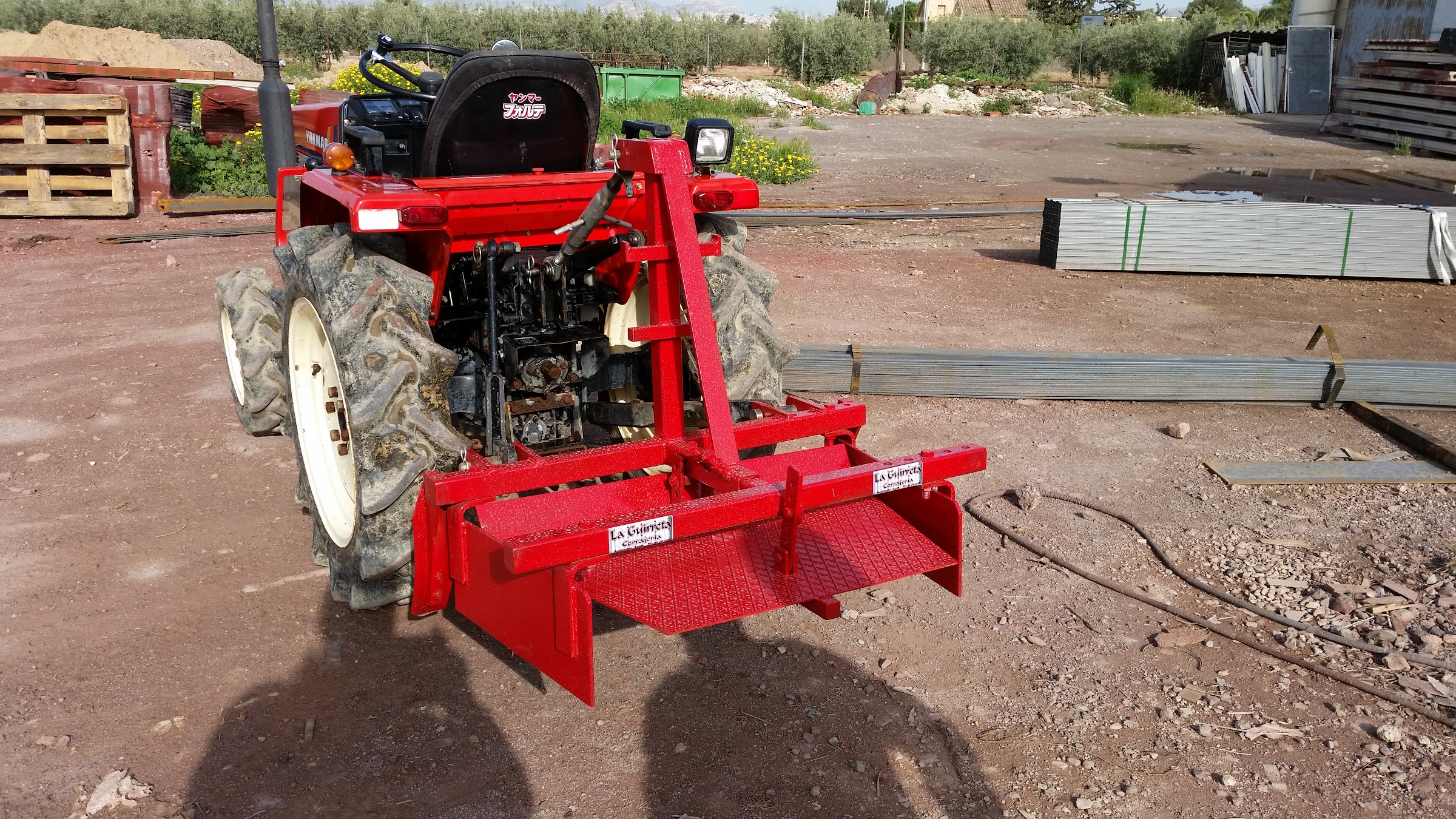 Apero agrícola a medida acoplado a tractor