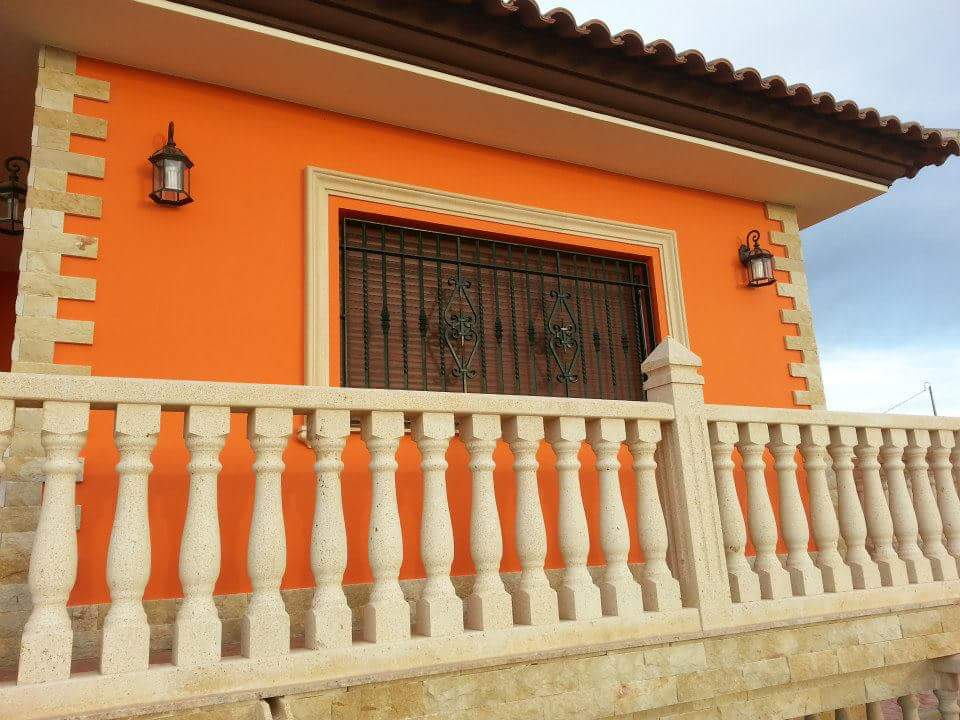 Reja decorativa para ventana instalada en fachada