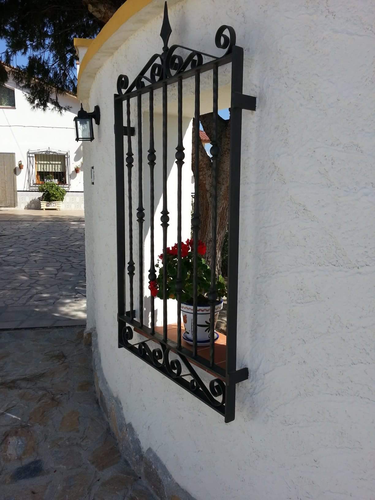 Reja de forja artesanal en negro fabricada por La Guirreta